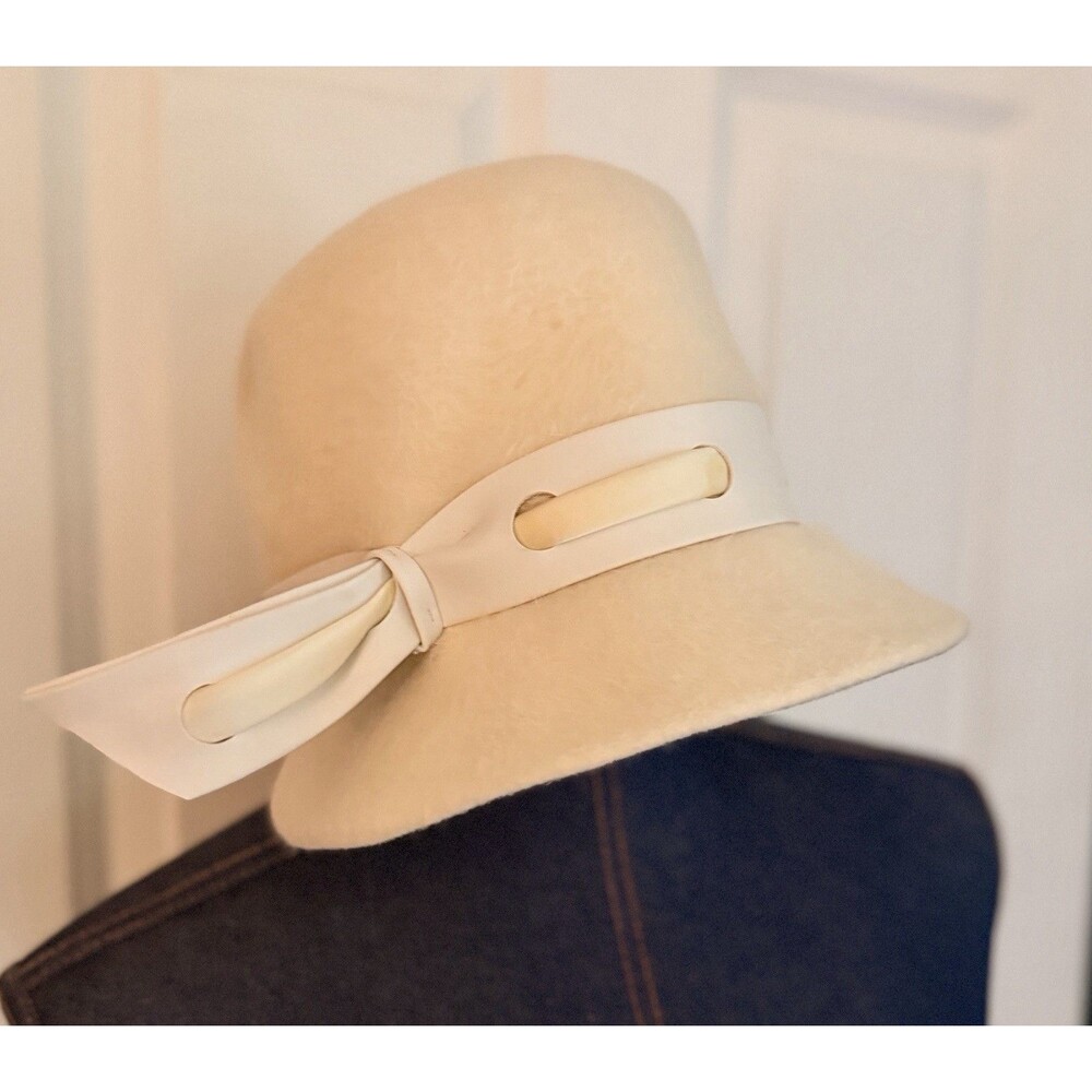 Vintage Chapeaux Louise Cream Felt Cloche Hat Halle Bros Co Cleveland Size 22.5